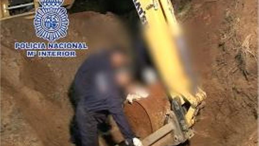 La policia desenterra el cos que estava dins un bidó ple de ciment.