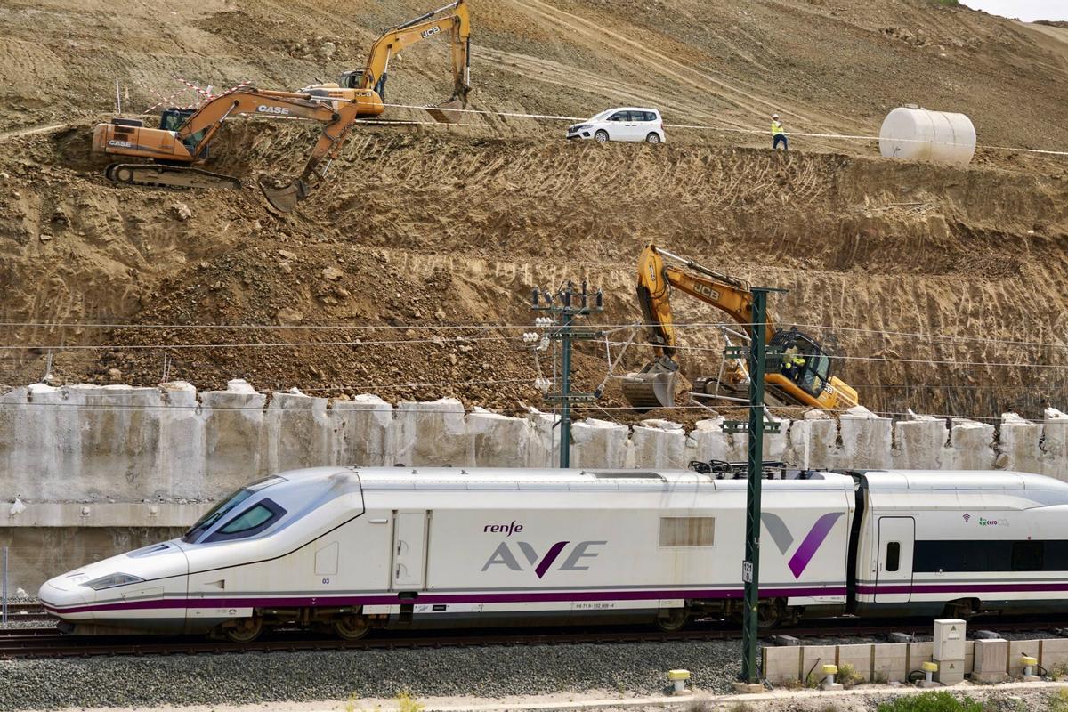 Primer Ave a su paso por Álora, donde el servicio estuvo interrumpido por el temporal donde sepultó las vías del tren dejando durante cuatro meses sin servicio de ferrocarril entre Málaga y Madrid