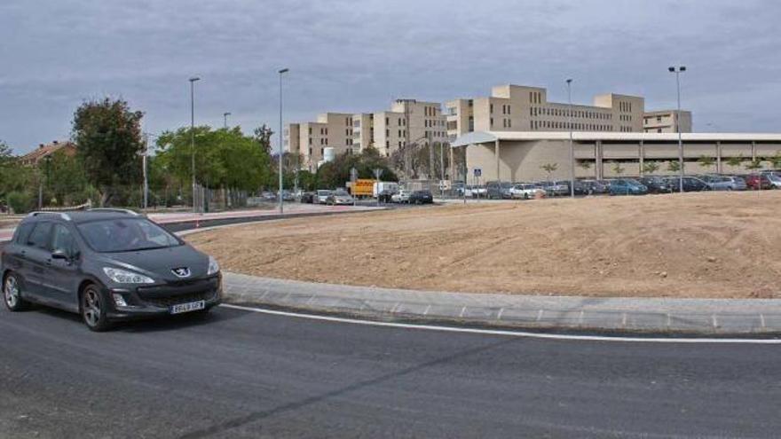 Un coche circula por la rotonda entre las calles La Cadena y Alcalde Juan Gosálbez.