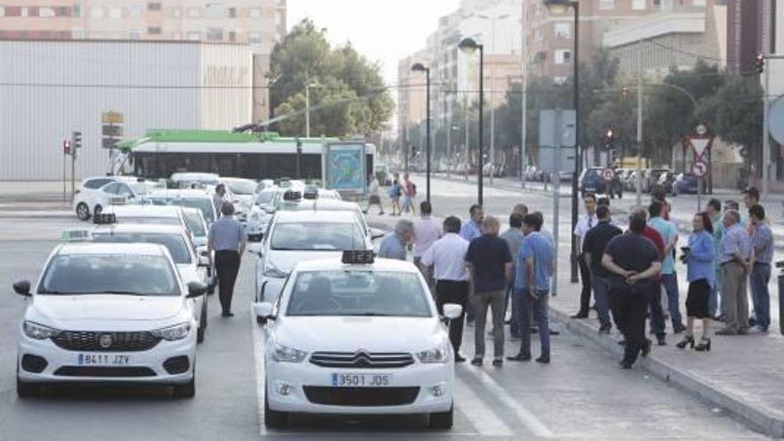 Unos 80 taxis  de Castelló participan en la protesta contra las licencias VTC