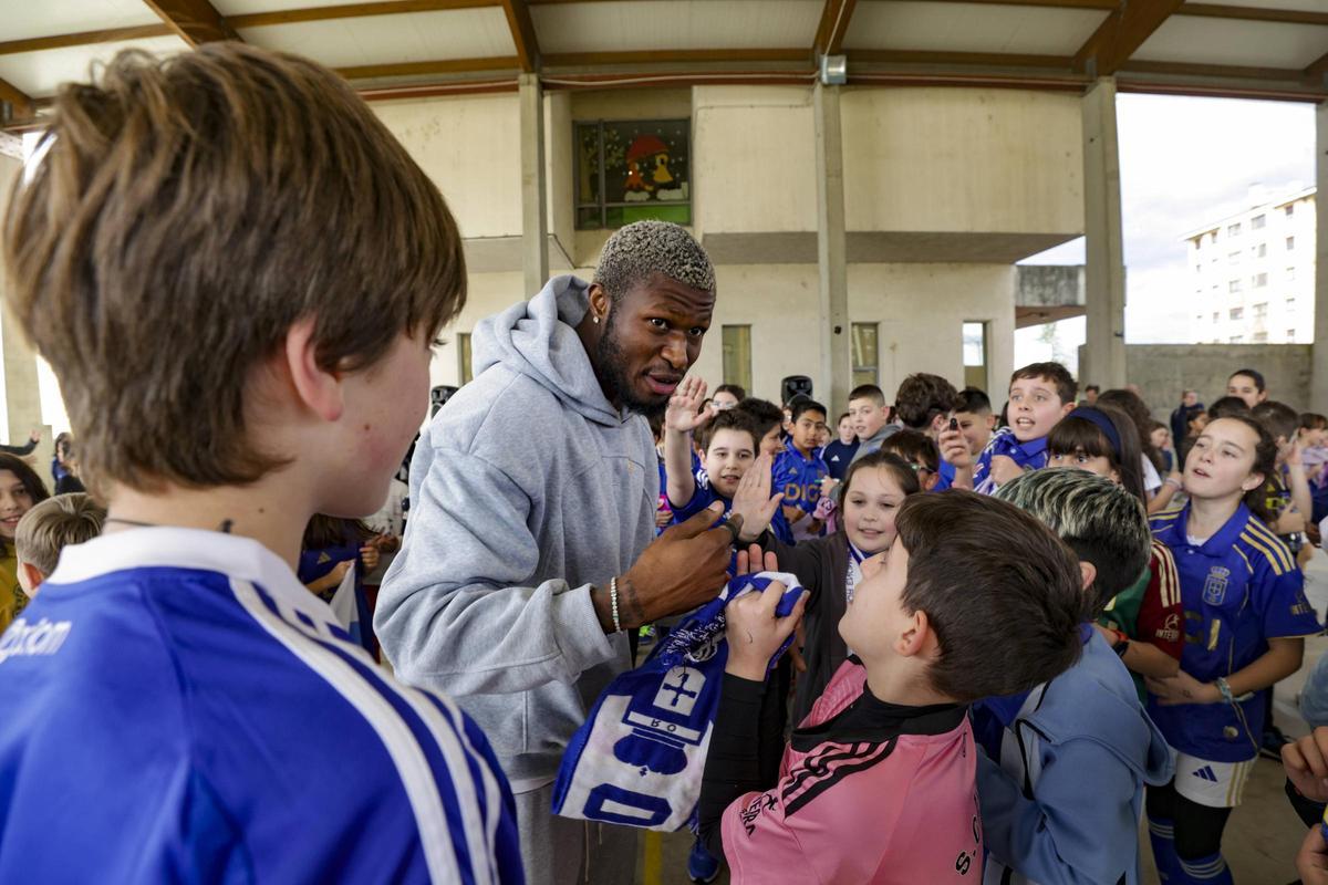 Sibo firma autógrafos a los alumnos del colegio Poeta Ángel González.
