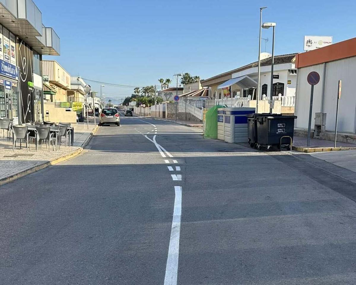 Señalización horizontal "confusa" de la calle Los Arcos de Rojales