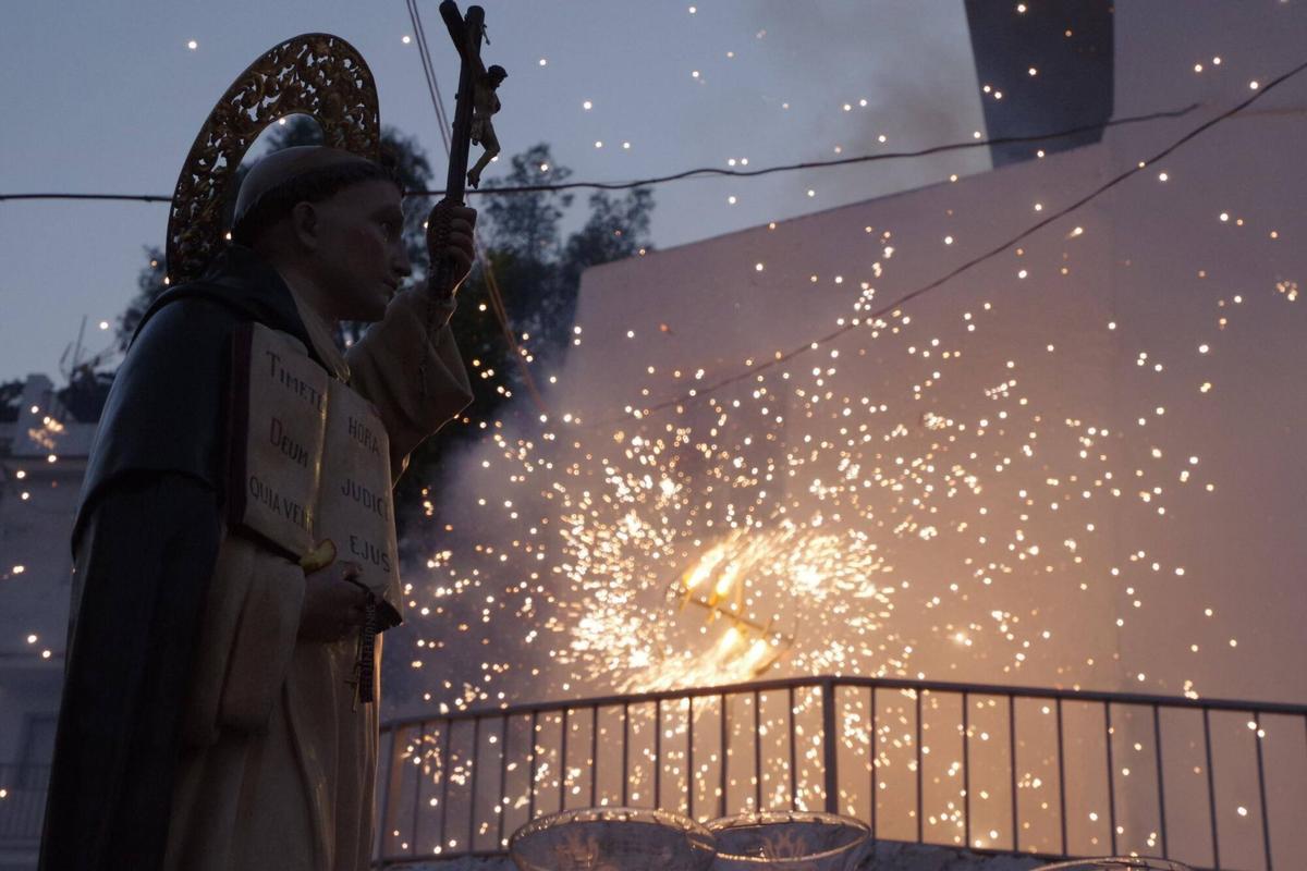 Las calles de Olías vivieron la procesión de San Vicente Ferrer, una cita en la que sus vecinos rindieron culto a su patrón por las estrechas calles del núcleo. Las calles de Olías vivieron la procesión de San Vicente Ferrer, una cita en la que sus vecinos rindieron culto a su patrón por las estrechas calles del núcleo.