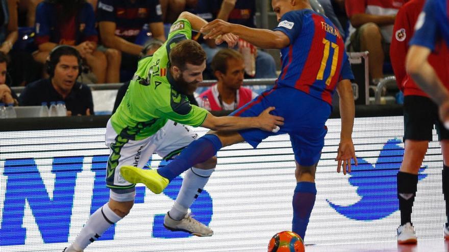 Carlos Ferrao y Pola pugnan por el balón durante el partido en el Palau. / Alejandro García