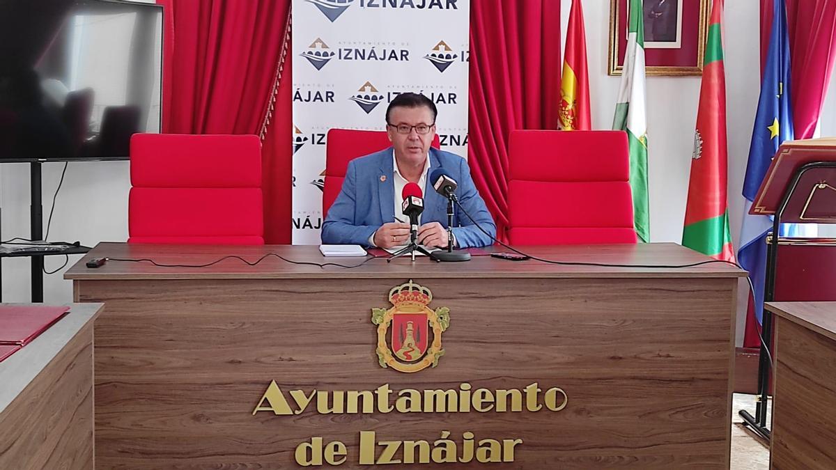 El alcalde de Iznájar, Lope Ruiz, informa de los asuntos aprobados en el Pleno.
