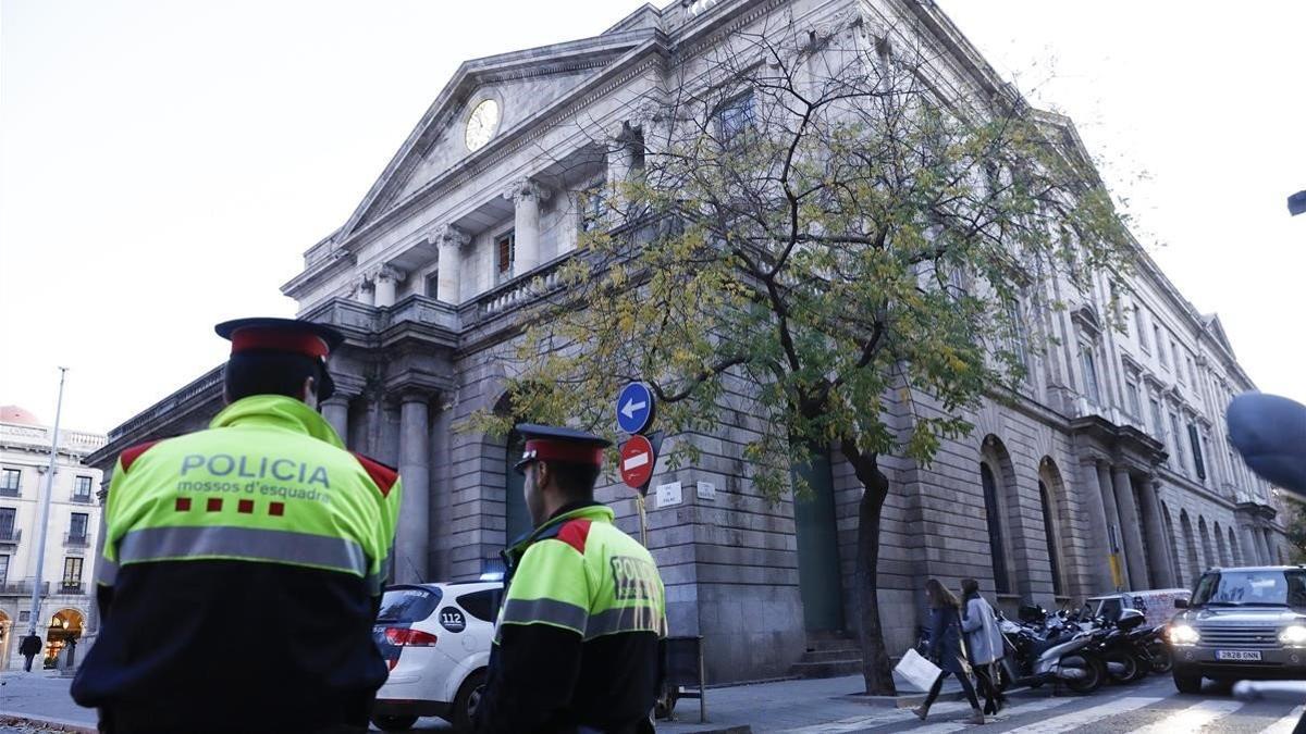 Una pareja de Mossos d'Esquadra delante de la Llotja de Mar.