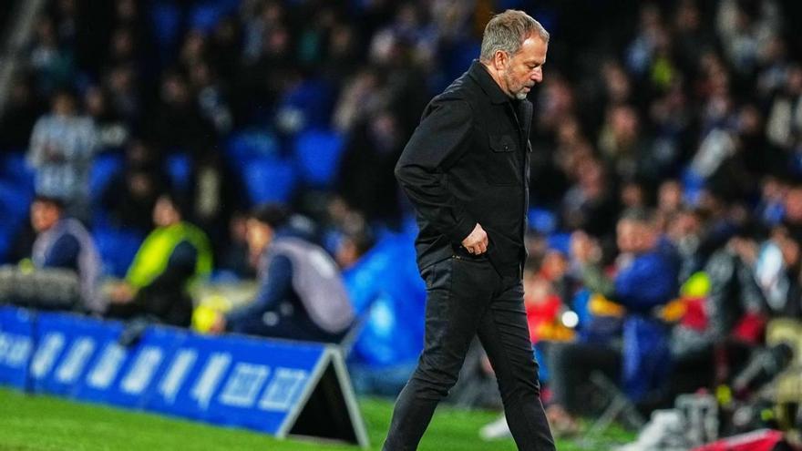 Flick, tras perder ante la Real: "Nunca podemos hablar con los árbitros"