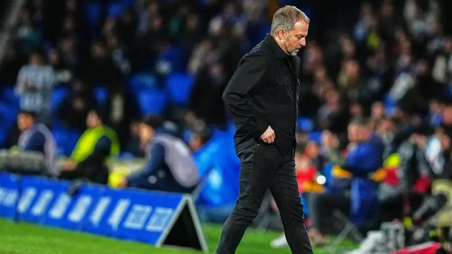 Flick, tras perder ante la Real: "Nunca podemos hablar con los árbitros"