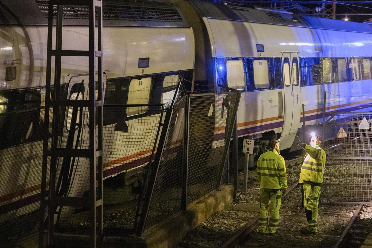 Uno de los dos trenes que colisionaron lateralmente en Málaga.