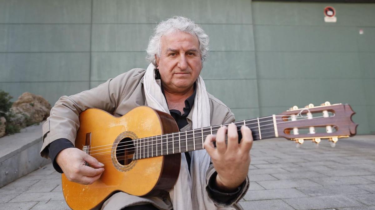 El músic Eduardo Niebla, ahir a Girona.  | ANIOL RESCLOSA
