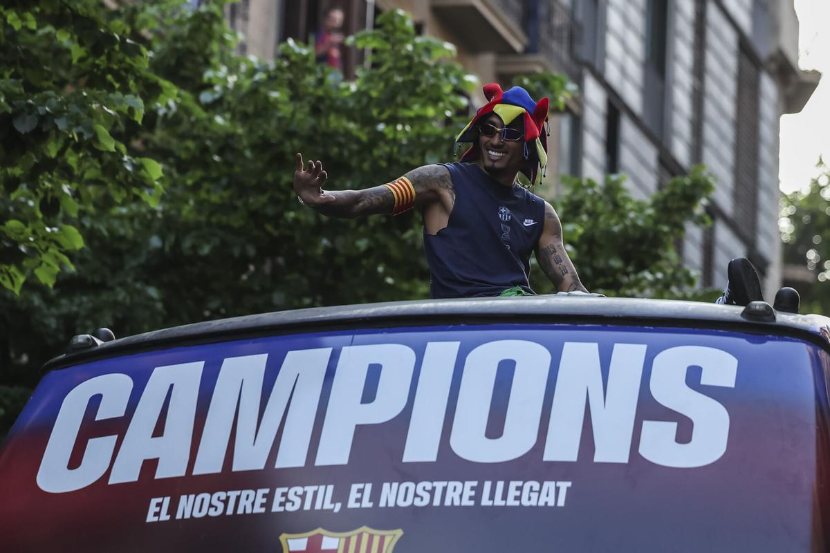 Raphinha Dias Belloli during the celebration of the Rua of FC Barcelona for the title of Spanish league, La Liga EA Sports, through the streets of Barcelona on May 16, 2025 in Barcelona, Spain. AFP7 16/05/2025 ONLY FOR USE IN SPAIN. Javier Borrego / AFP7 / Europa Press;2025;SPORT;ZSPORT;SOCCER;ZSOCCER;Rua Championship celebration FC Barcelona