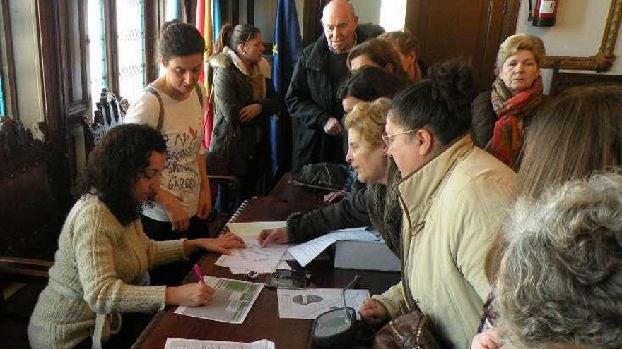 Un momento del sorteo de huertos realizado en el Concello. // S.A.