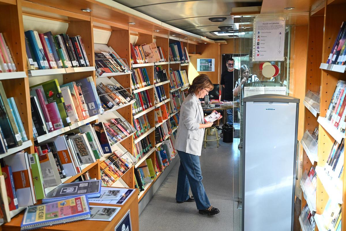 Estado actual del bibliobús instalado en la Plaça de Baix de Elche este jueves