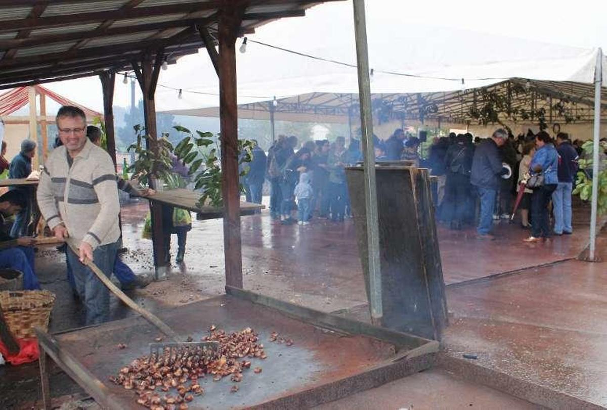 Guillermo Arias asa unas castañas.