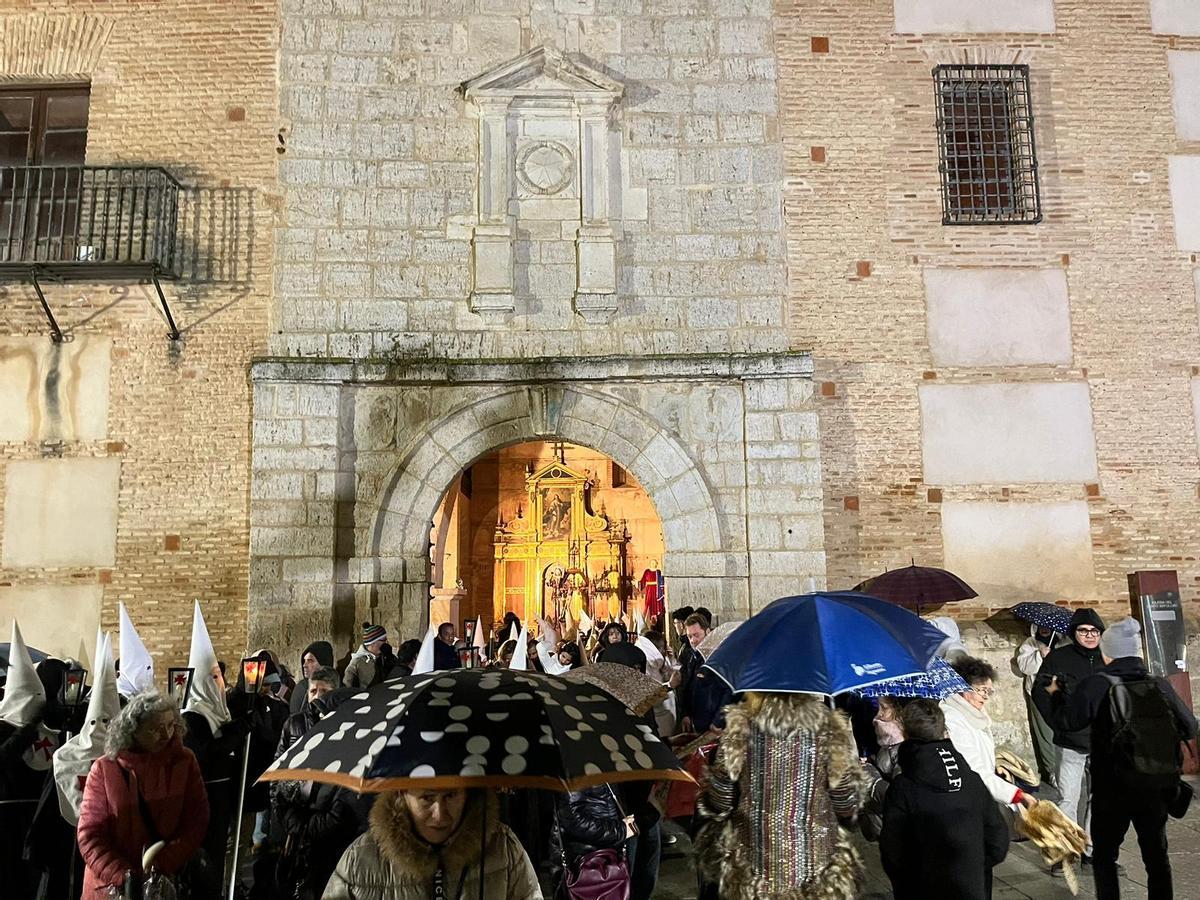 Toresanos abandonan el entorno de la iglesia del Santo Sepulcro