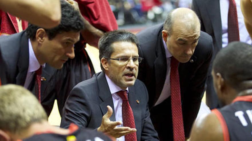 Pedro Martínez da instrucciones a sus hombres.