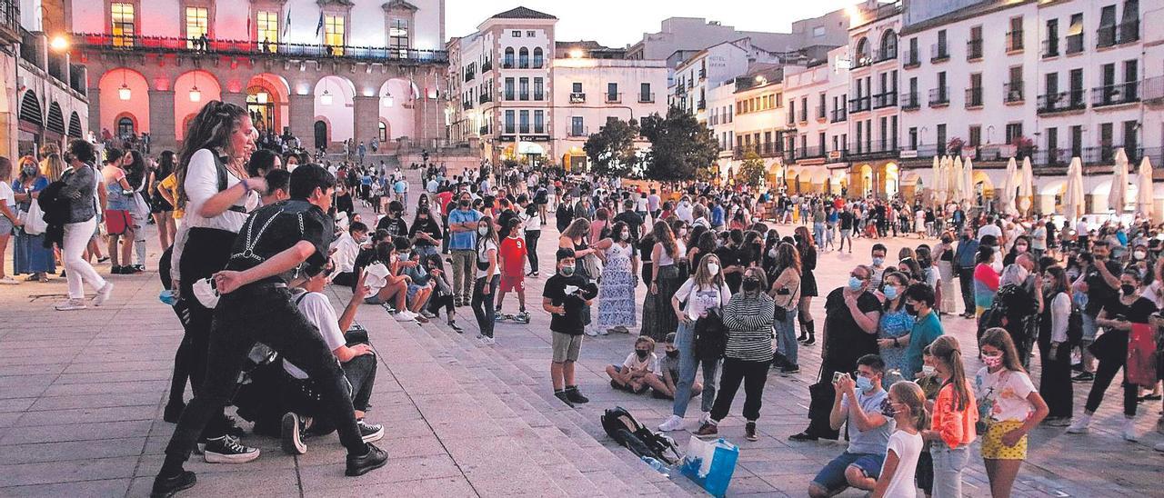 Hasta la bandera. La Plaza Mayor, abarrotada de gente en la última edición de las Noches del Patrimonio