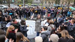 Concentración de comunicadoras feministas el lluvioso 8 de marzo del año pasado en la plaza de la Universitat de Barcelona.