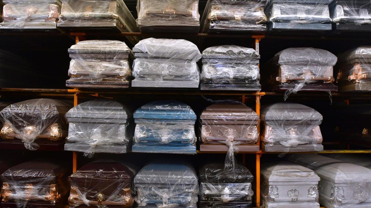 Fabricantes mexicanos de ataúdes afrontan demanda y mercado negro en pandemia