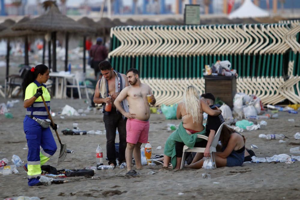 Así quedaron las playas tras la Noche de San Juan.