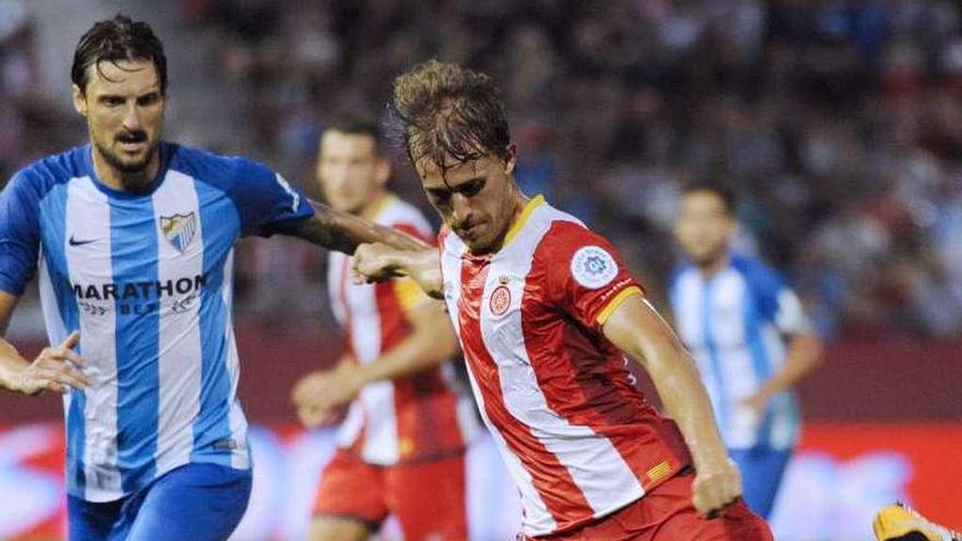 Muniesa dispara ante la oposición de Kuzmanovic.