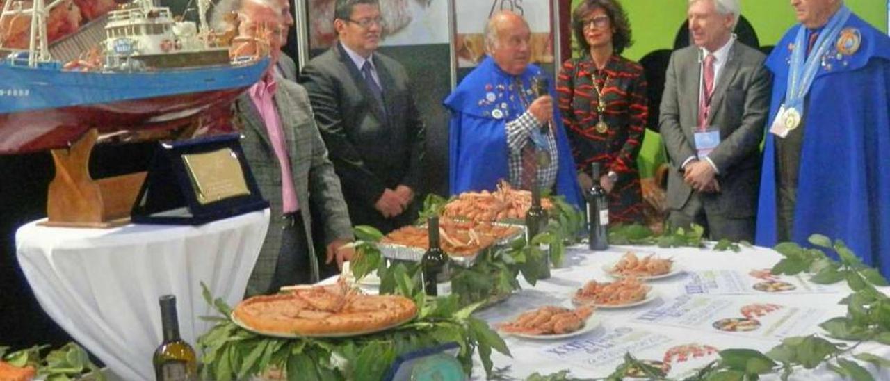 Presentación de la Festa da Cigala de Marín en el salón de Turismo y Gastronomía de Ourense. // S.A.