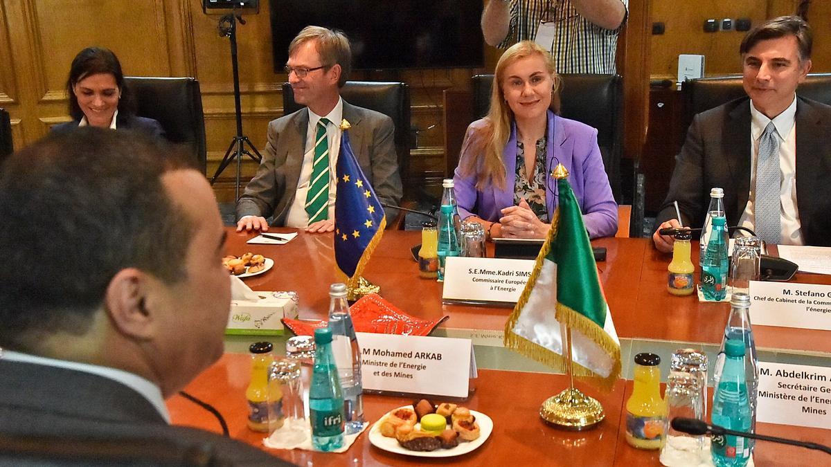 La comisaria de Energía de la UE, Kadri Simson, y miembros de su delegación, durante el encuentro con el ministro de Energía de Argelia, Mohamed Arkab.