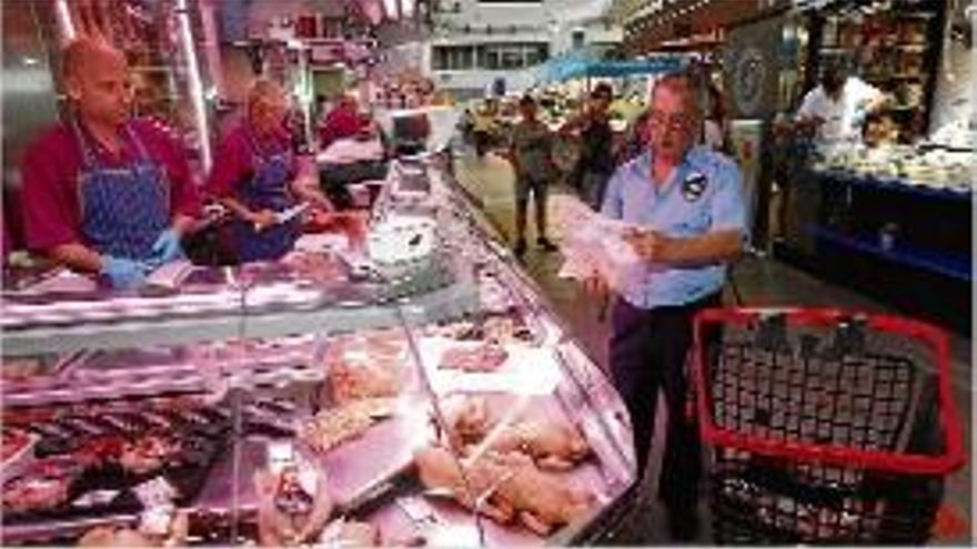 El vigilant del mercat, recollint productes a la polleria Imma