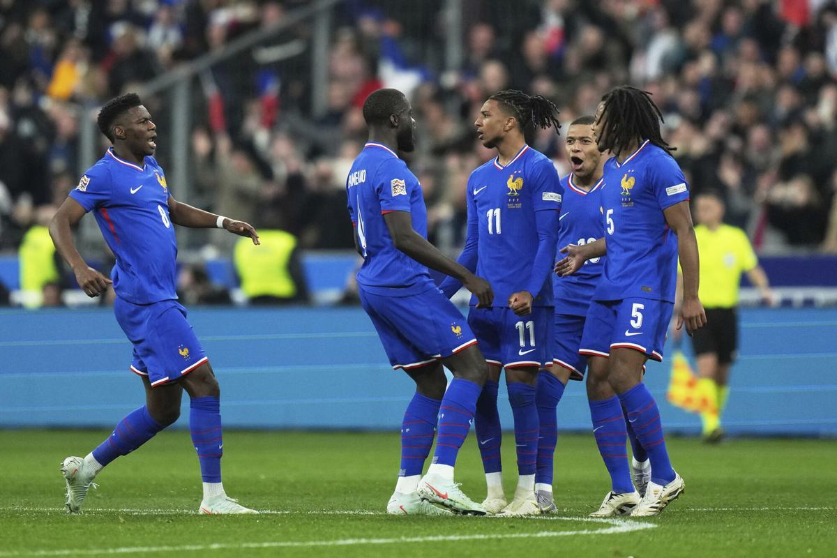 France's Michael Olise (11) is congratulated after scoring his side's opening goal during the UEFA Nations League quarterfinal second leg soccer match between France and Croatia, at the Stade de France in Saint-Denis, outside Paris, Sunday, March 23, 2025. (AP Photo/Thibault Camus)