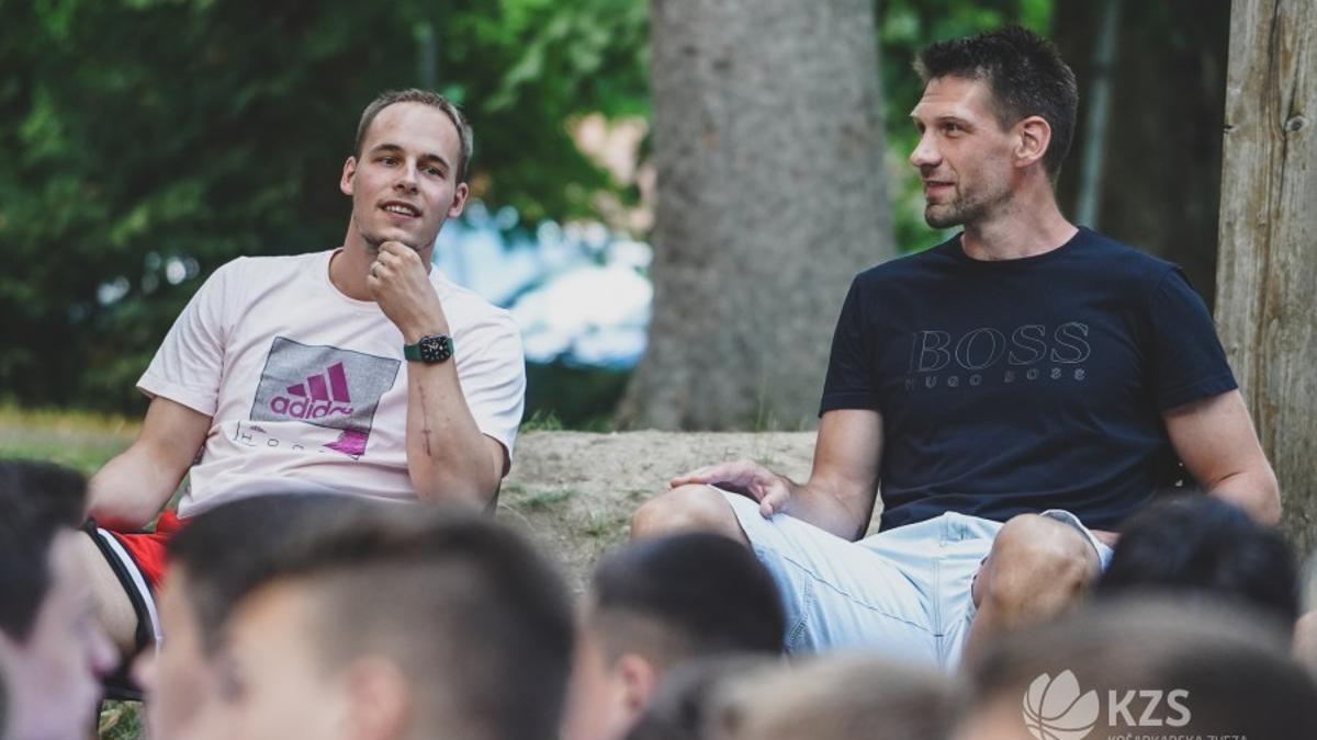 En la imagen se ve como ha sanado la herida de la intervención. La foto corresponde al 4 de julio, cuando Klemen participó en un campus de la federación de su país en Postojna (Eslovenia)