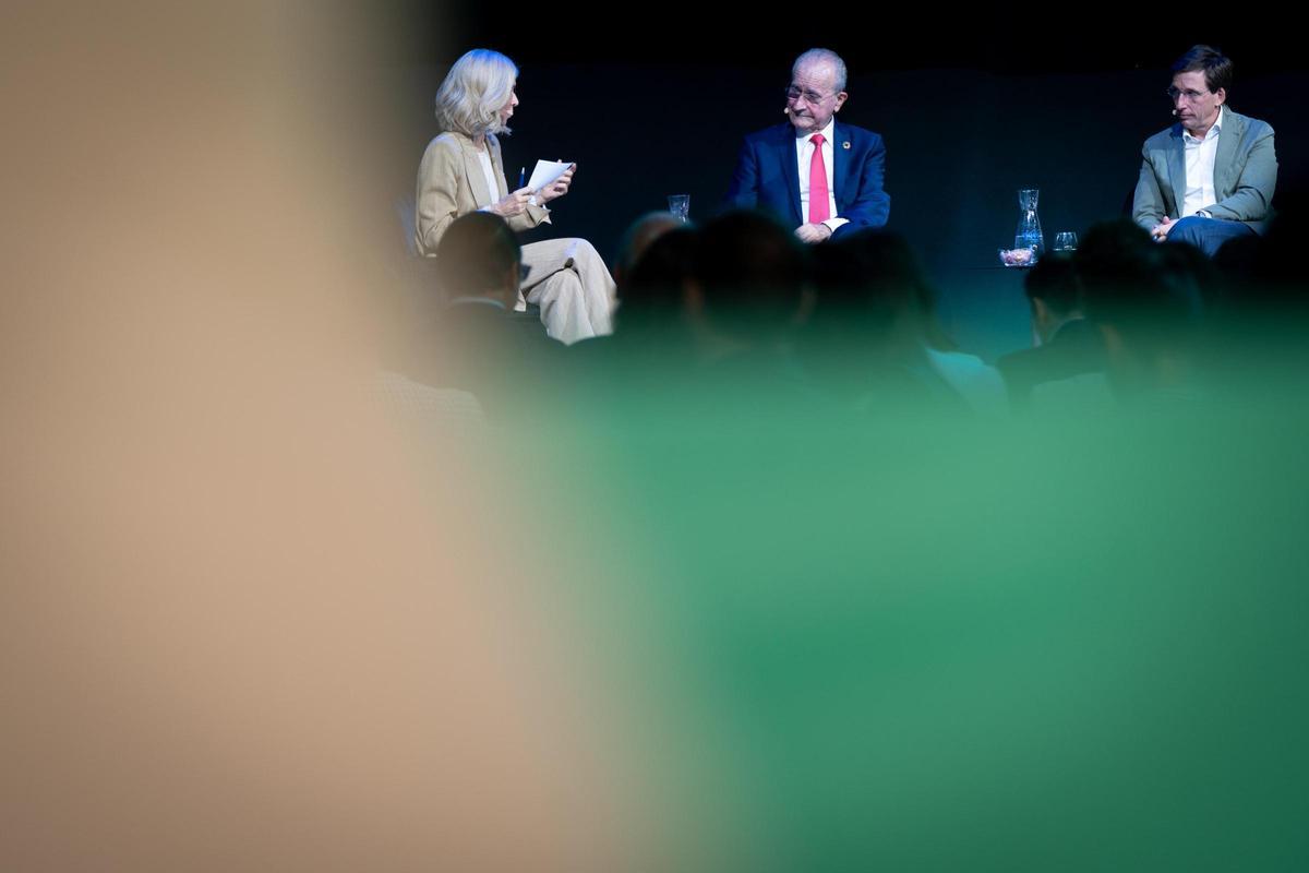 Diálogo que han mantenido los alcaldes de Málaga y de Madrid, moderado por Cristina Garmendia