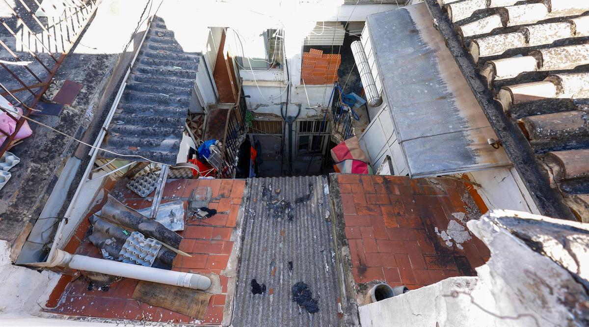 Basura en el patio interior de los edificios de Poeta Liern 23 y 25 de València
