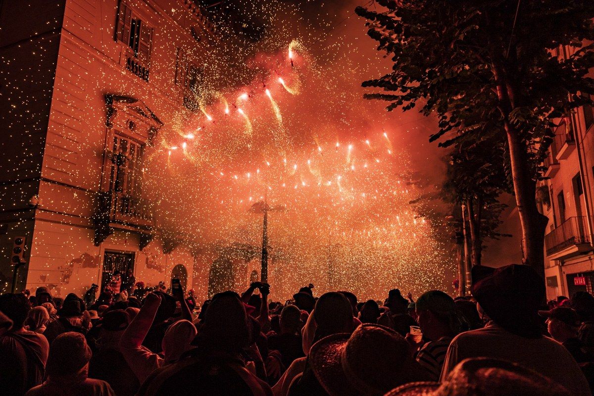 Encendida del fuego de los Diablos de Mataró