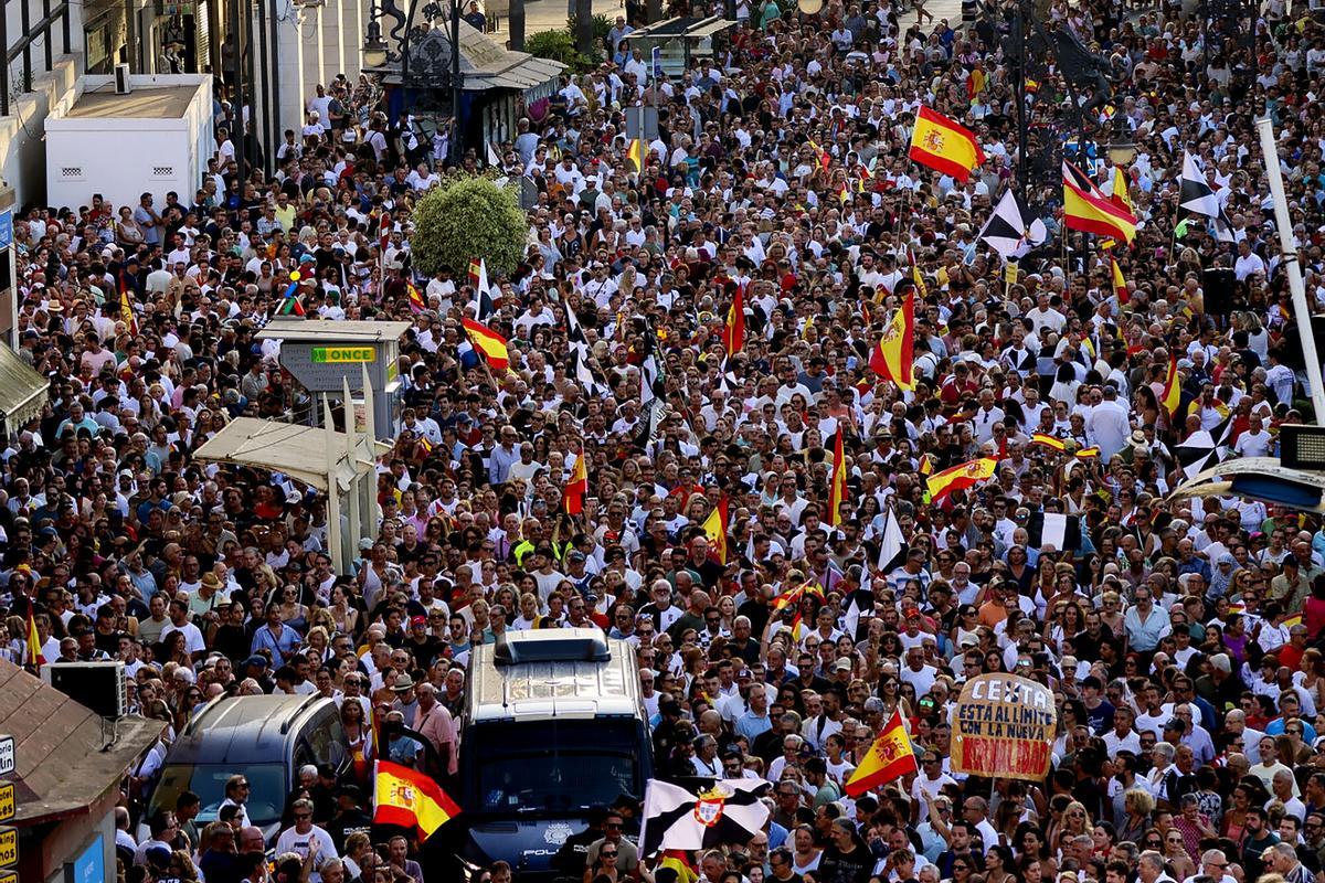 Miles de ceutíes han comenzado a concentrarse este domingo, en la Plaza de la Constitución de Ceuta en una multitudinaria manifestación convocada por las cuatro comunidades religiosas de la ciudad bajo el lema “Basta ya. Ceuta no se rinde”, para reclamar una respuesta ante la crisis migratoria desencadenada por la entrada masiva del pasado 30 de julio. La concentración, que ha arrancado a las 20.00 horas, reúne a ciudadanos de distintos barrios y sensibilidades en una convocatoria que sus organizadores han querido mantener al margen de partidos políticos e ideologías y que pretende lanzar un mensaje de unidad de la sociedad ceutí ante una situación que ha dejado 83 fallecidos, según los últimos datos facilitados. EFE/ Reduan. sust foto