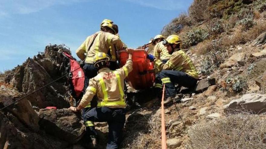 Els bombers rescaten una dona després de caure per un barranc a Cadaqués