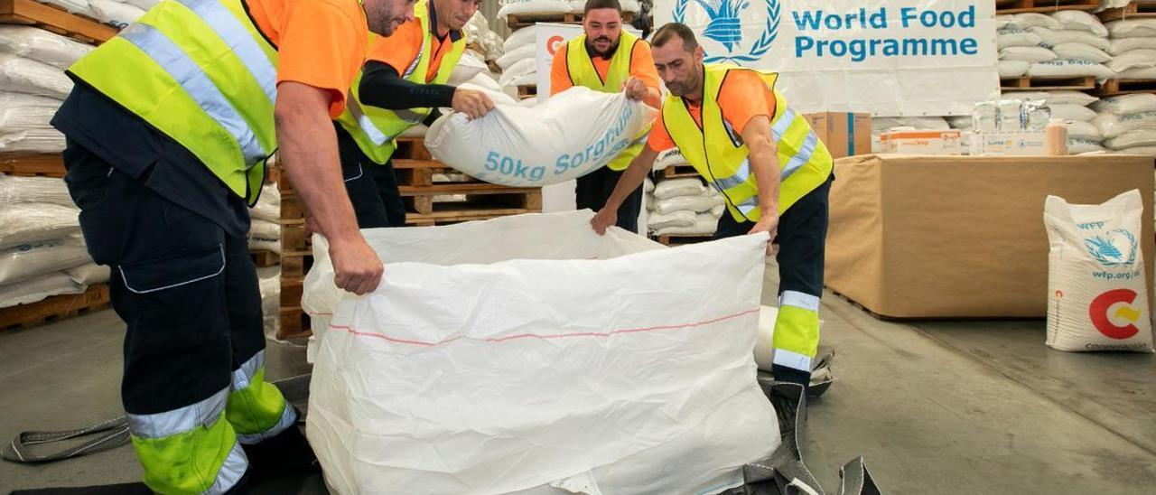 Voluntarios del Programa Mundial de Alimentos (PMA) preparando un envío para África