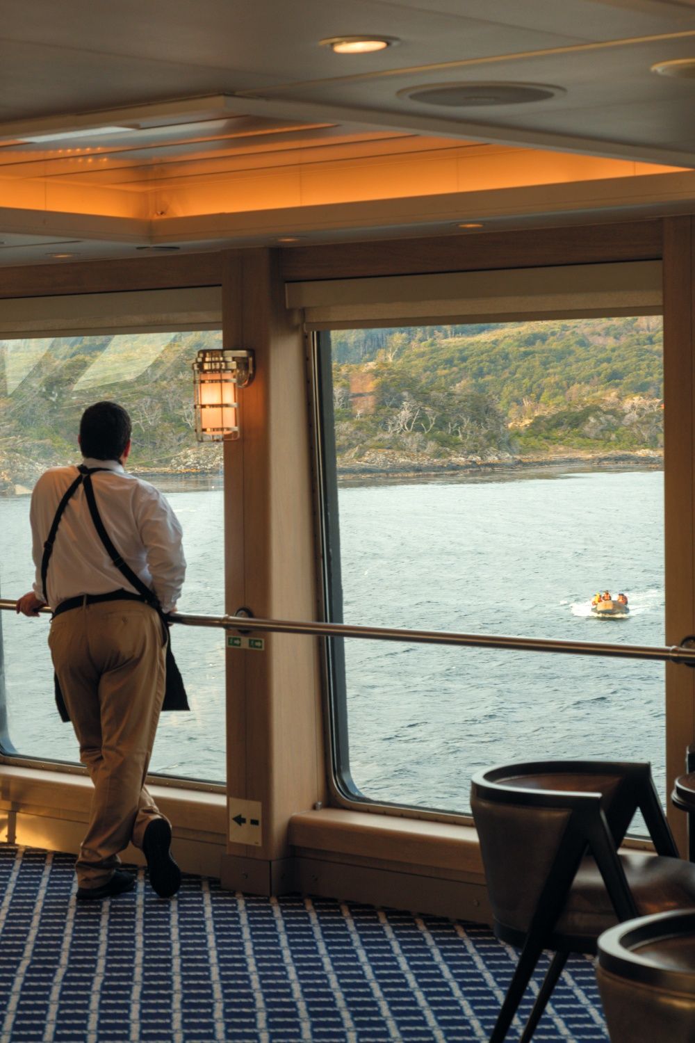 Tripulante observando una zódiac.