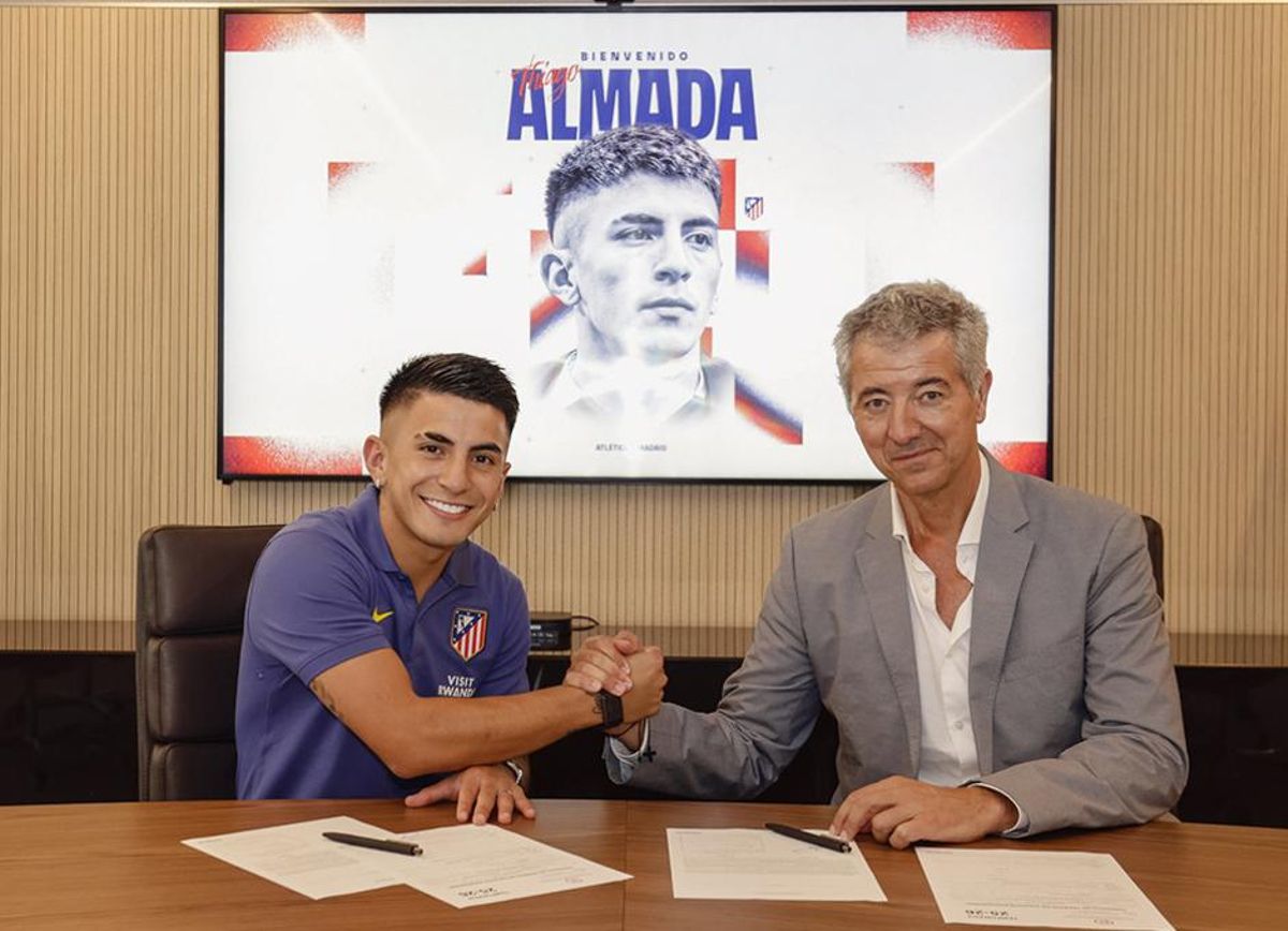 Matías Almada posando con Miguel Ángel Gil