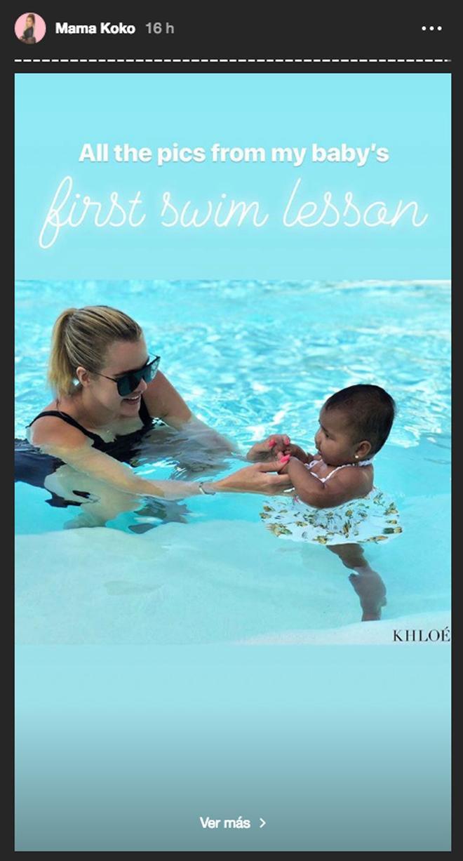 Khloé Kardashian durante la primera clase de natación de True Thompson