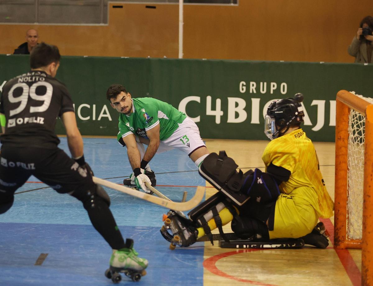 Bruno Saavedra remata a portería en el partido de Champions frente al Sporting.