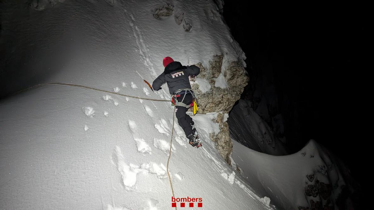 Els membres del GRAE pujant per la canal, il·luminats pels drons