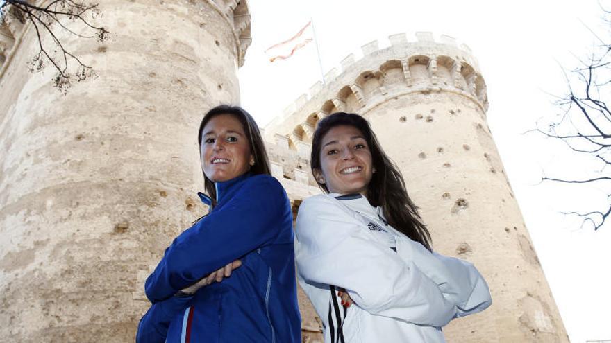 Adriana Martín y Natalia Gaitán, ante las torres de Quart de València.
