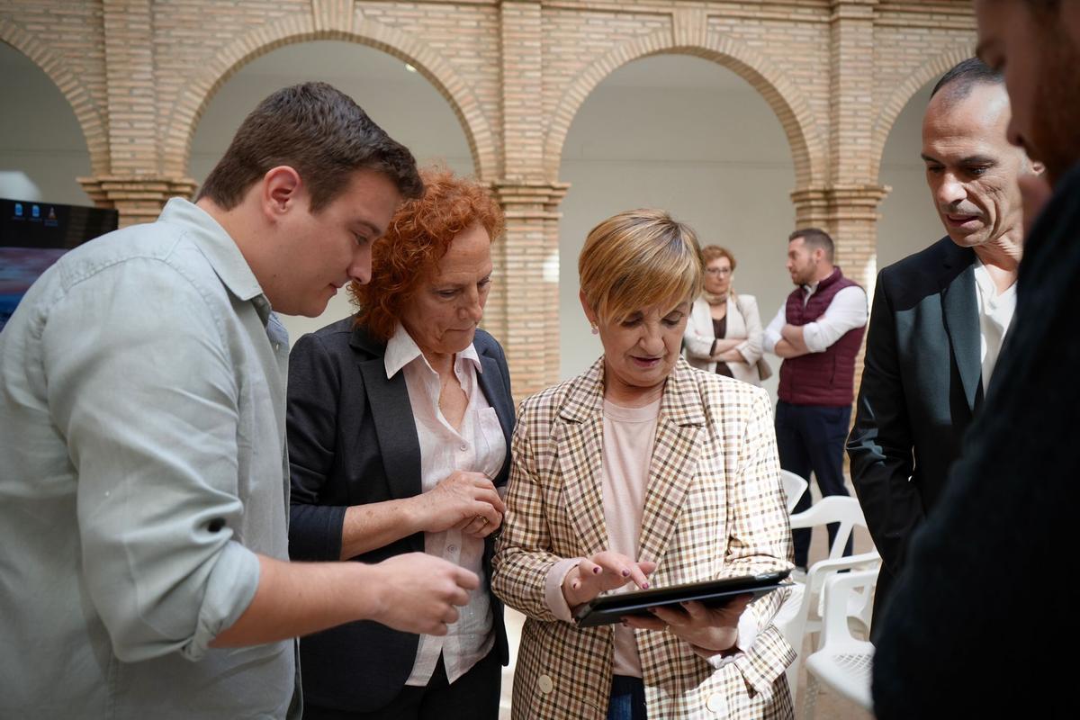 La consellera de Innovación y la alcaldesa de Enguera comprueban el nuevo sistema.