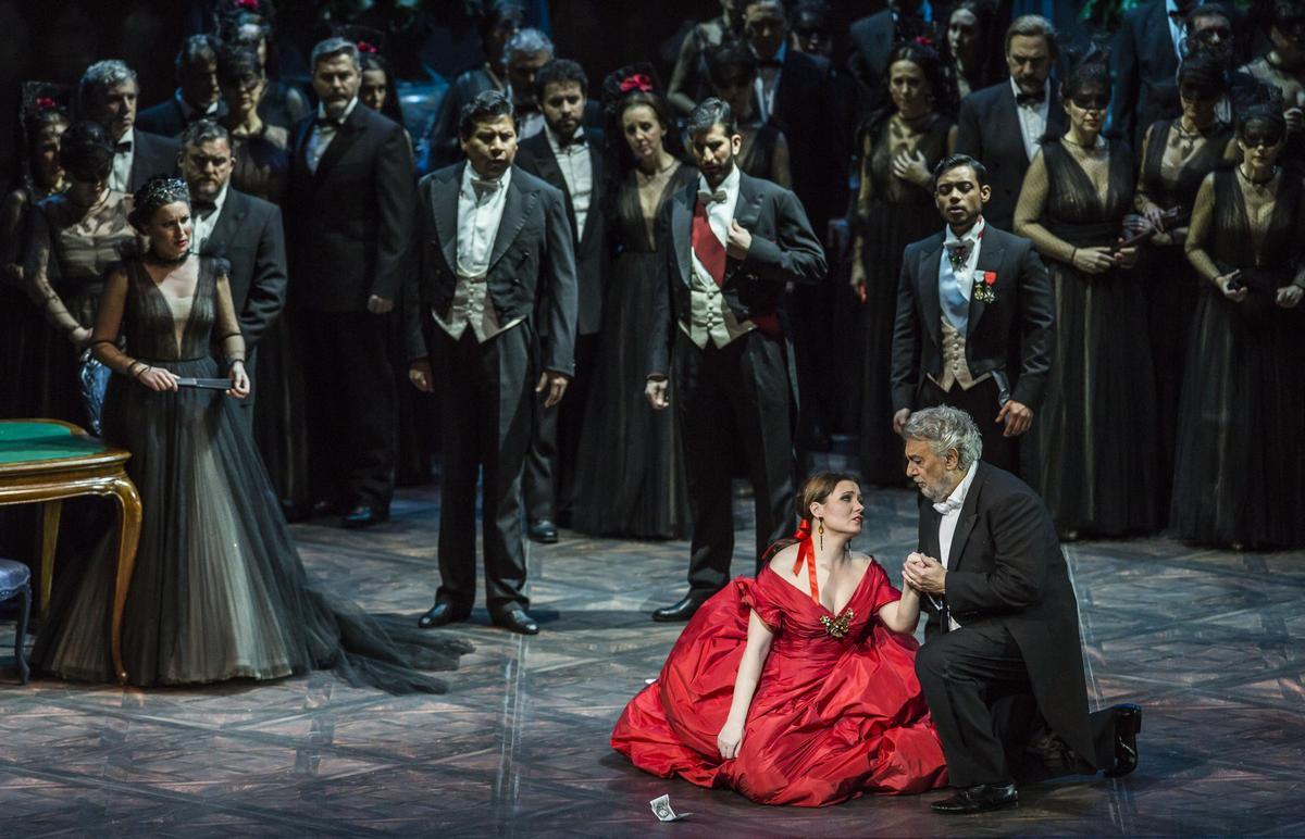 La noche en la que Valentino vistió Les Arts de alta costura con el estreno de 'La Traviata'