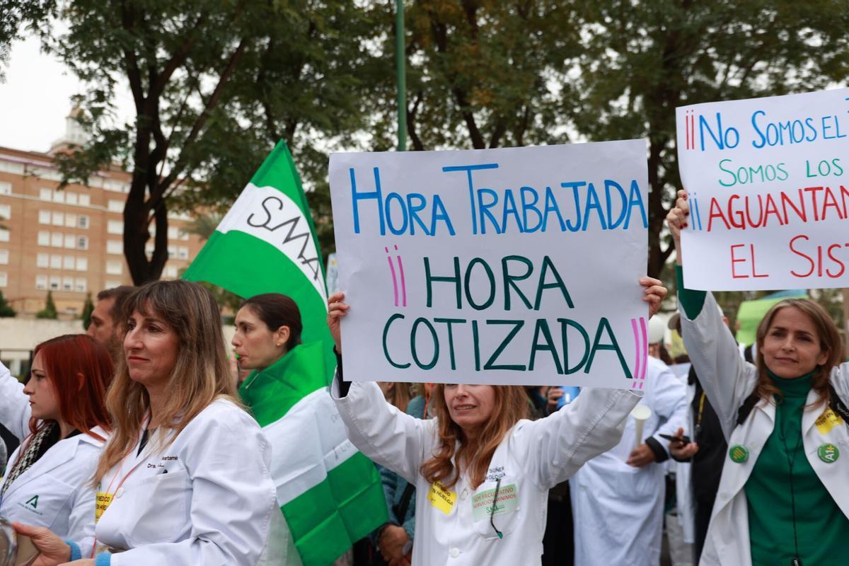 Manifestación convocada por el Sindicato Médico Andaluz con motivo de la tercera jornada consecutiva de huelga contra el estatuto marco aprobado por el Ministerio de Sanidad.