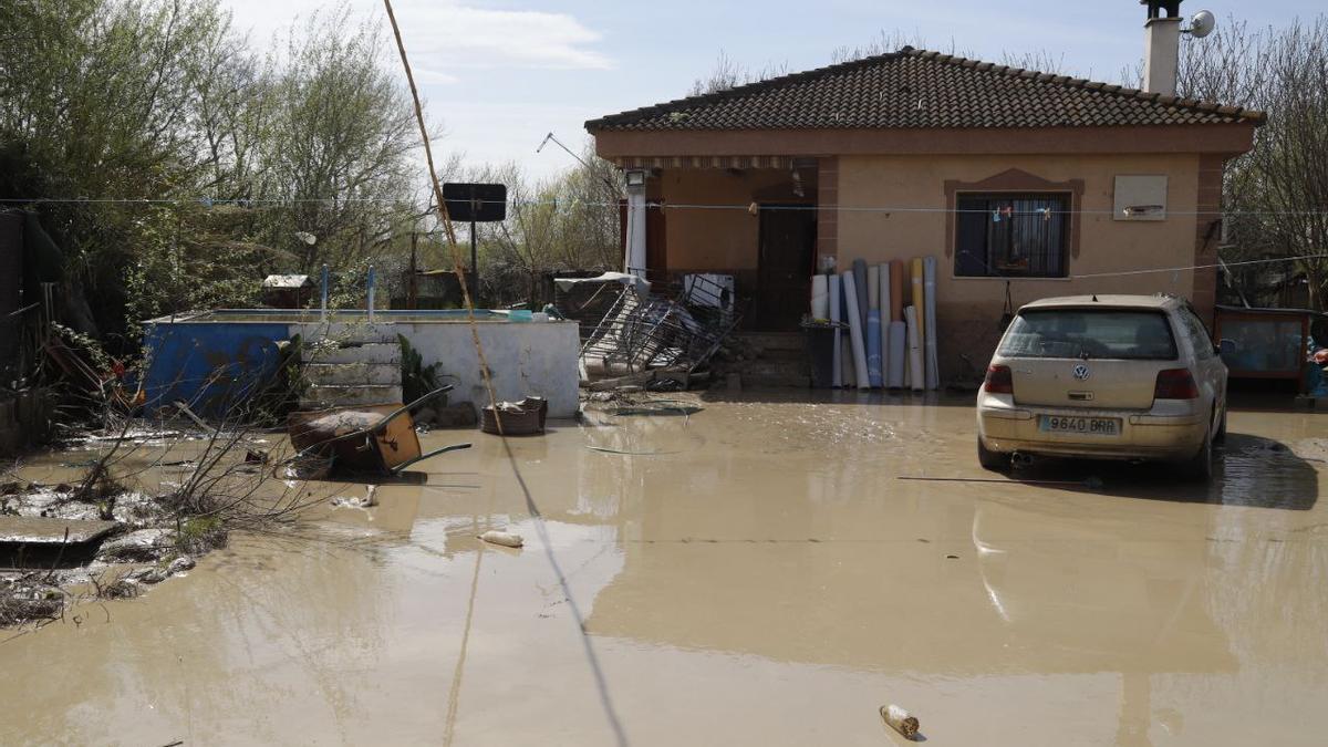 Una vivienda anegada por la crecida del río, en la parcelación de Guadalvalle.
