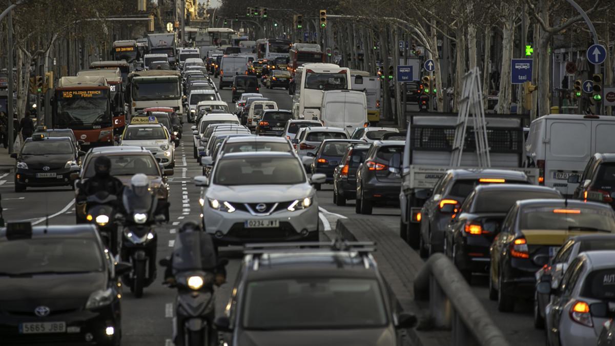 Varios coches en la entrada de Barcelona.