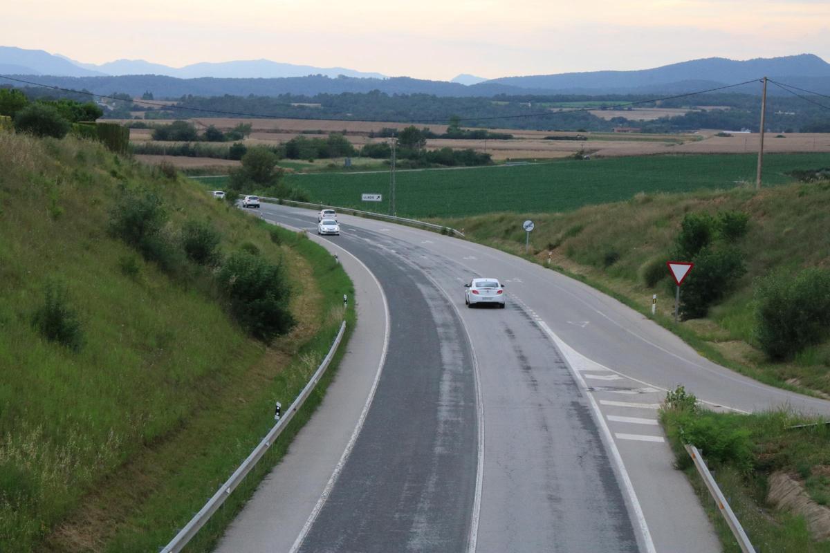 La carretera N-260 al seu pas per Navata, en una foto d'arxiu.