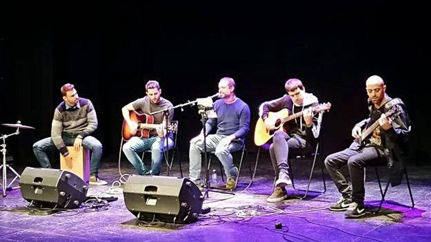 El grupo Cruce de caminos interpreta una canción en formato acústico durante la gala.