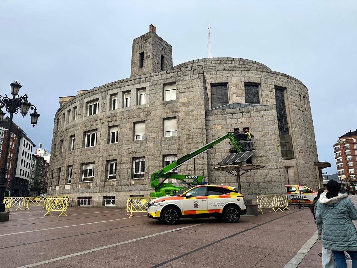 Los operarios durante las labores de revisión.